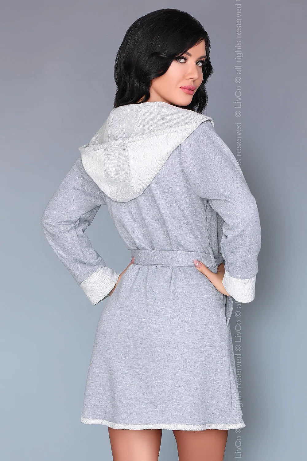 Peignoir coton confortable gris clair détente à la maison style sophistiqué pour moments relaxants