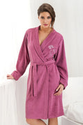 Peignoir éponge rose confortable broderie florale ceinture détente féminin élégant moments relaxation maison