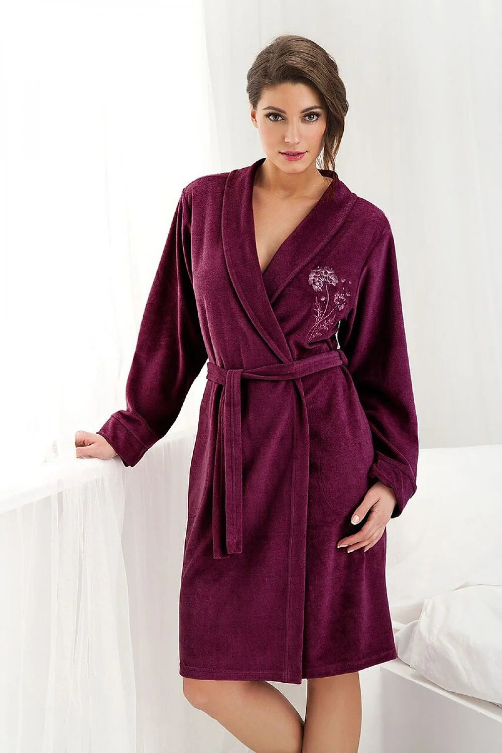 Peignoir éponge rose confortable broderie florale ceinture détente féminin élégant moments relaxation maison