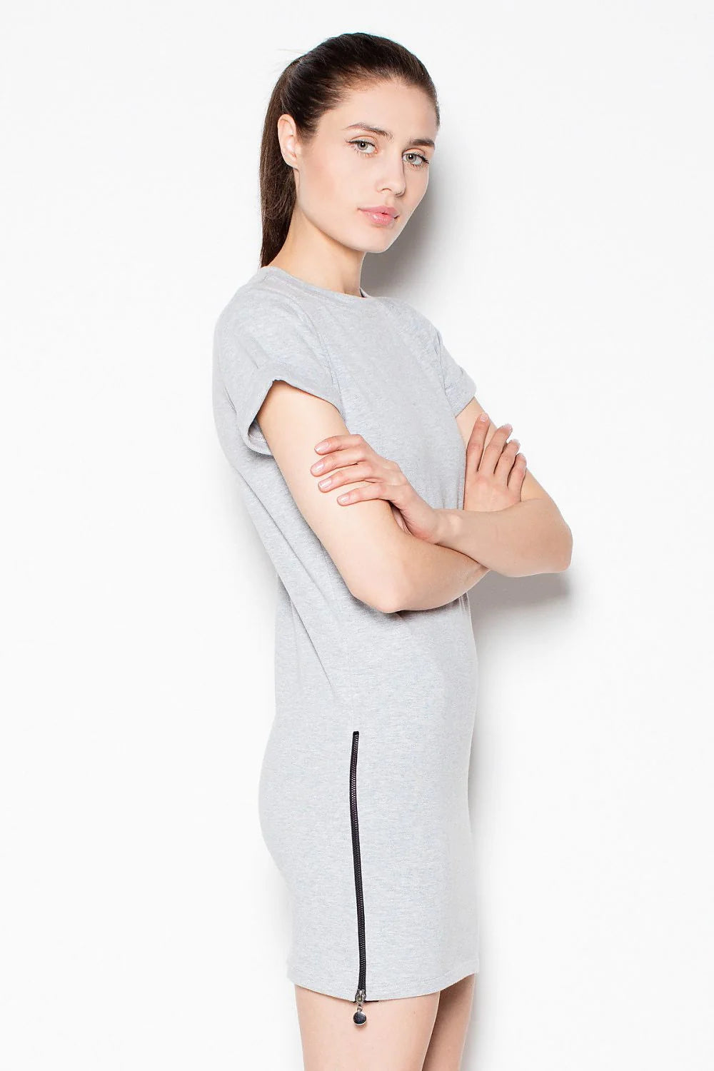 Robe ajustée en coton gris minimaliste avec fermeture éclair pour style décontracté et chic quotidien