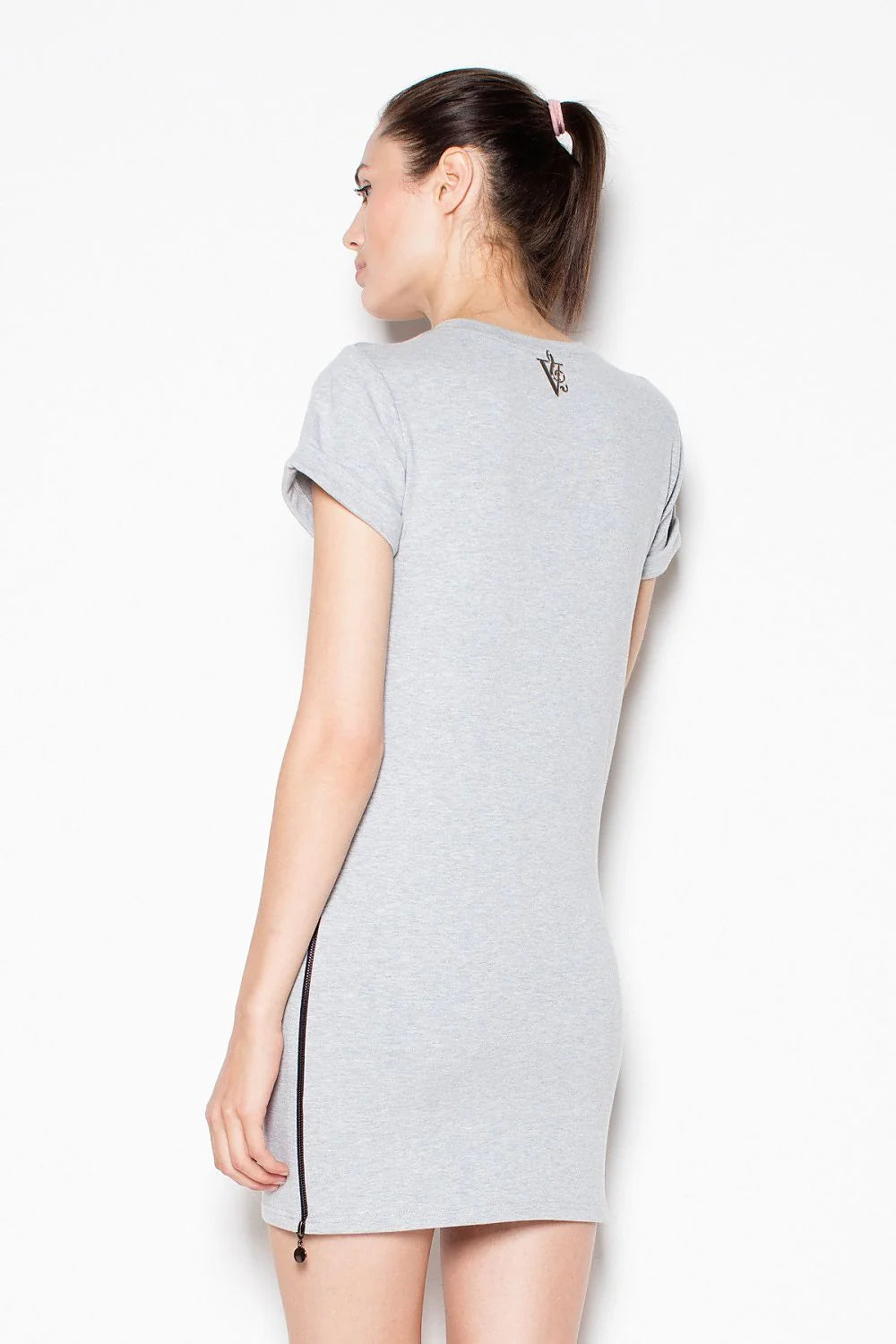 Robe ajustée en coton gris minimaliste avec fermeture éclair pour style décontracté et chic quotidien