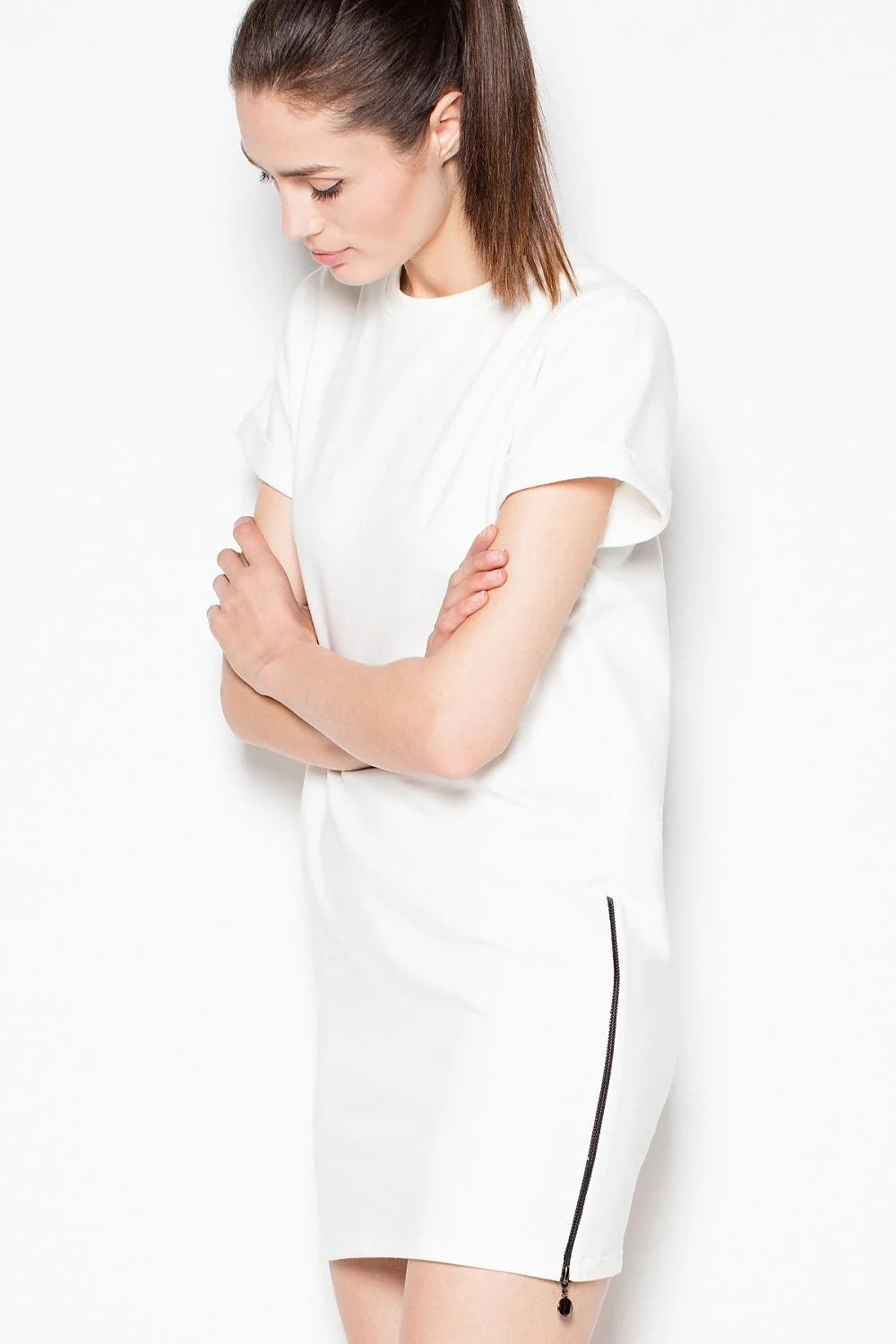 Robe ajustée en coton gris minimaliste avec fermeture éclair pour style décontracté et chic quotidien