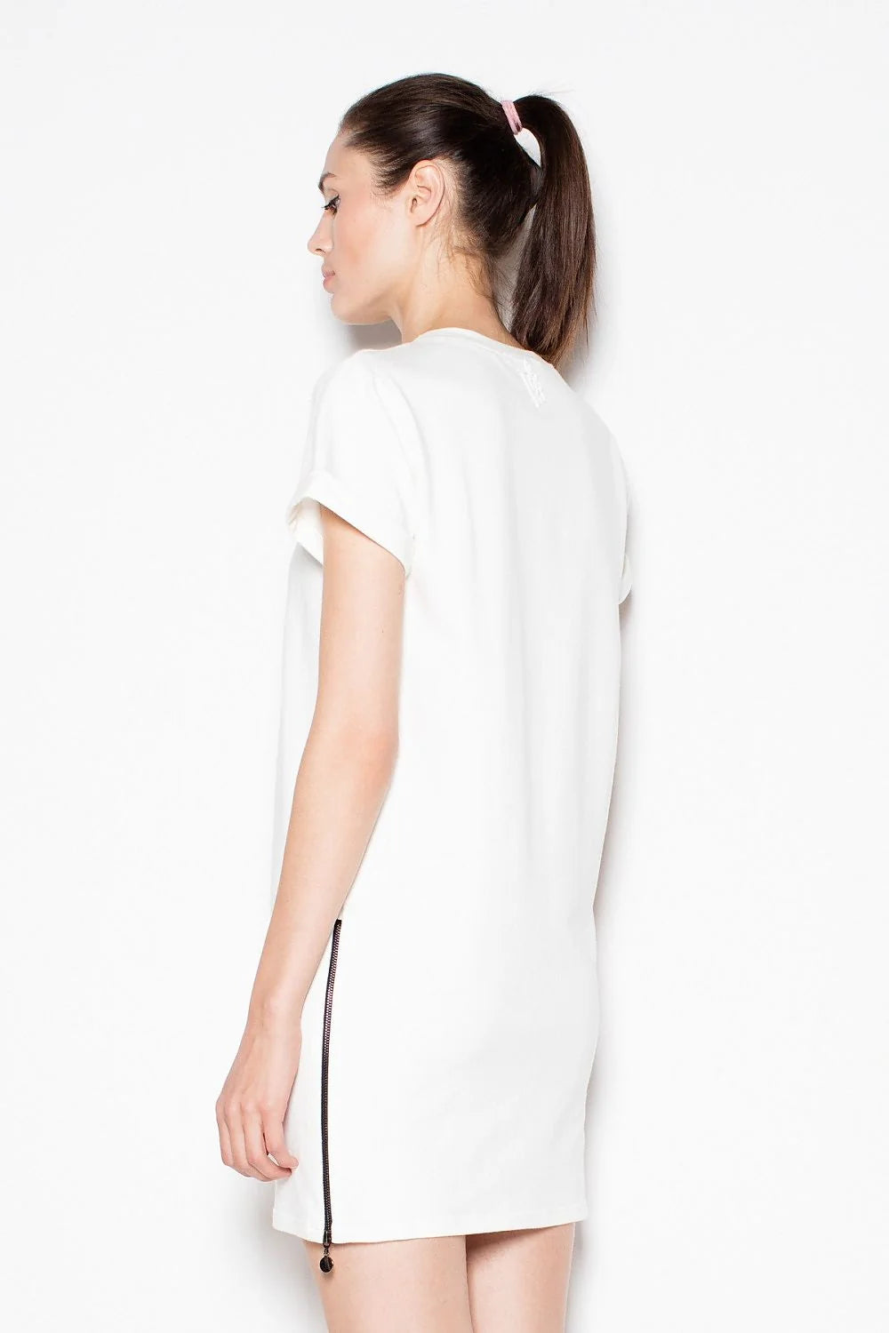 Robe ajustée en coton gris minimaliste avec fermeture éclair pour style décontracté et chic quotidien