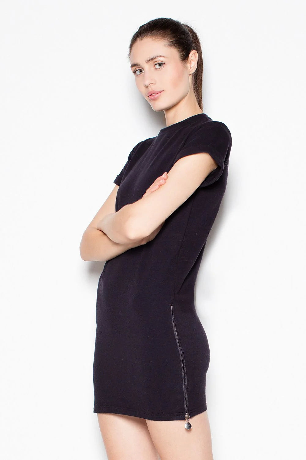 Robe ajustée en coton gris minimaliste avec fermeture éclair pour style décontracté et chic quotidien