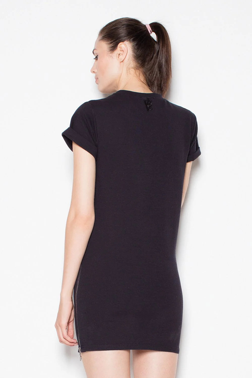 Robe ajustée en coton gris minimaliste avec fermeture éclair pour style décontracté et chic quotidien
