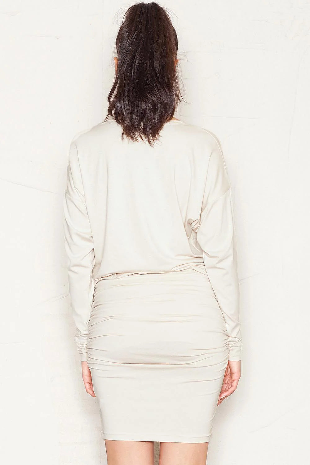 Robe ajustée en jersey blanc cassé moderne élégante manches longues froncées pour occasions spéciales femmes