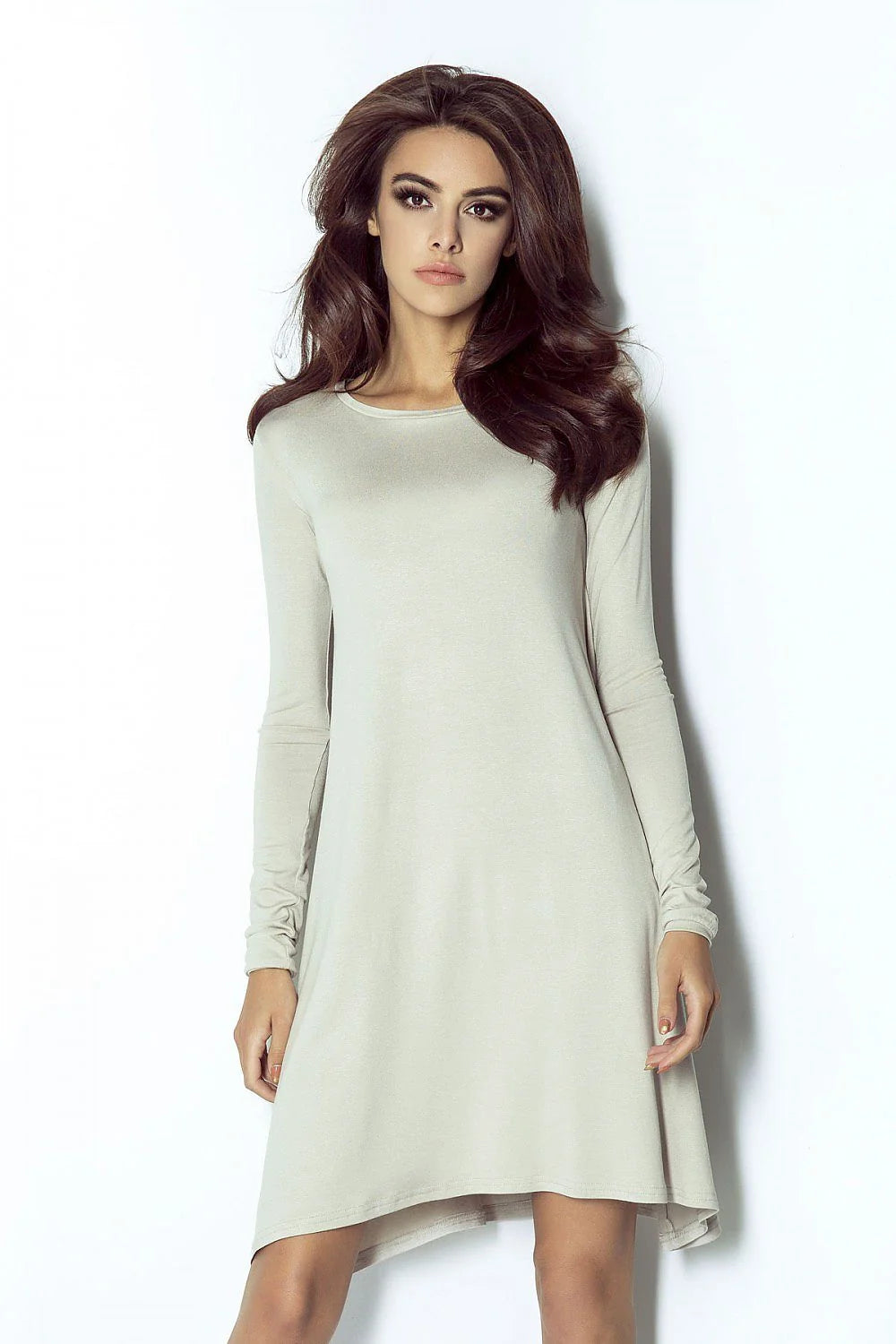 Robe beige en coton minimaliste manches longues élégante confortable pour femmes modernes style casual
