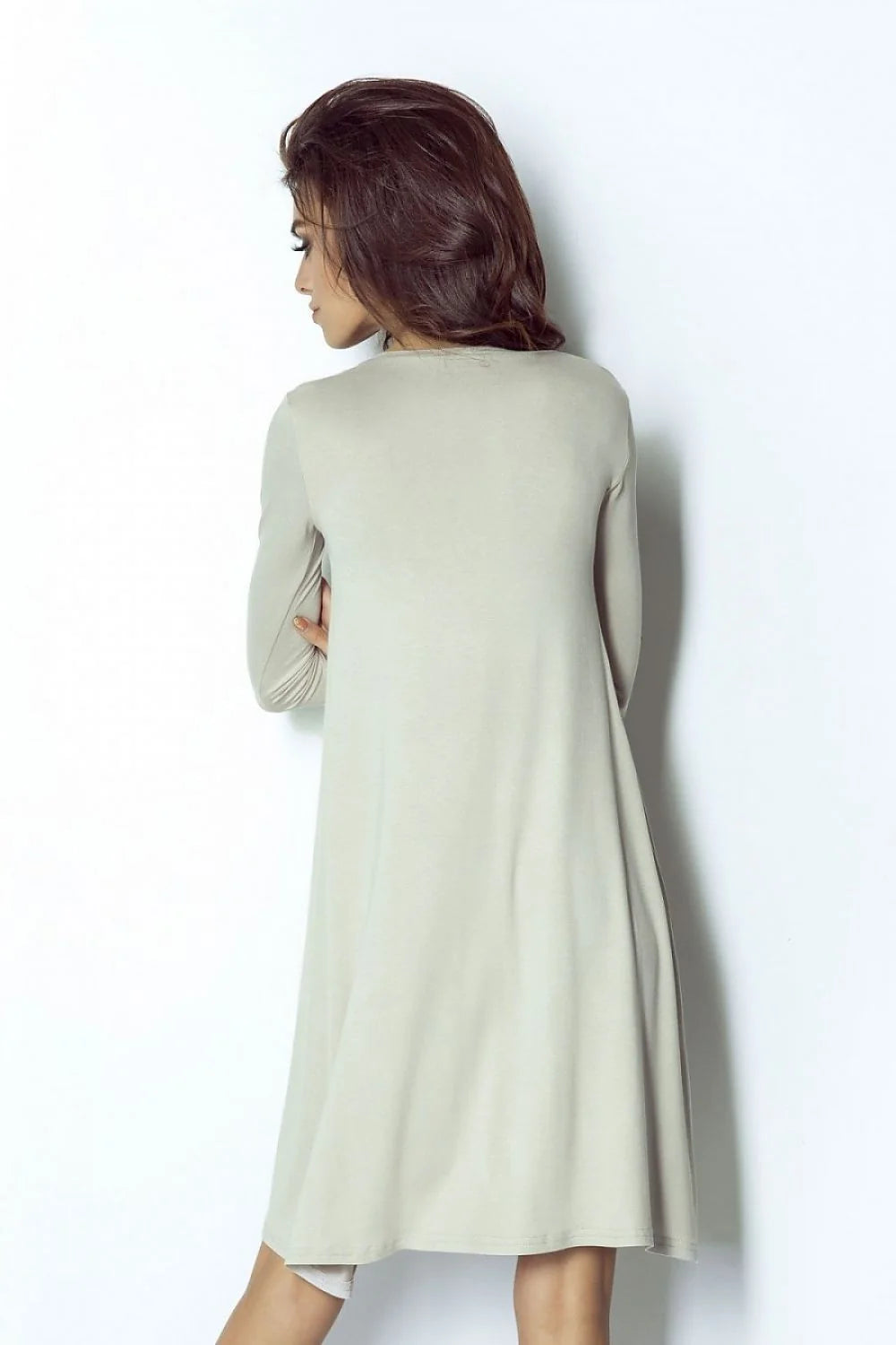 Robe beige en coton minimaliste manches longues élégante confortable pour femmes modernes style casual