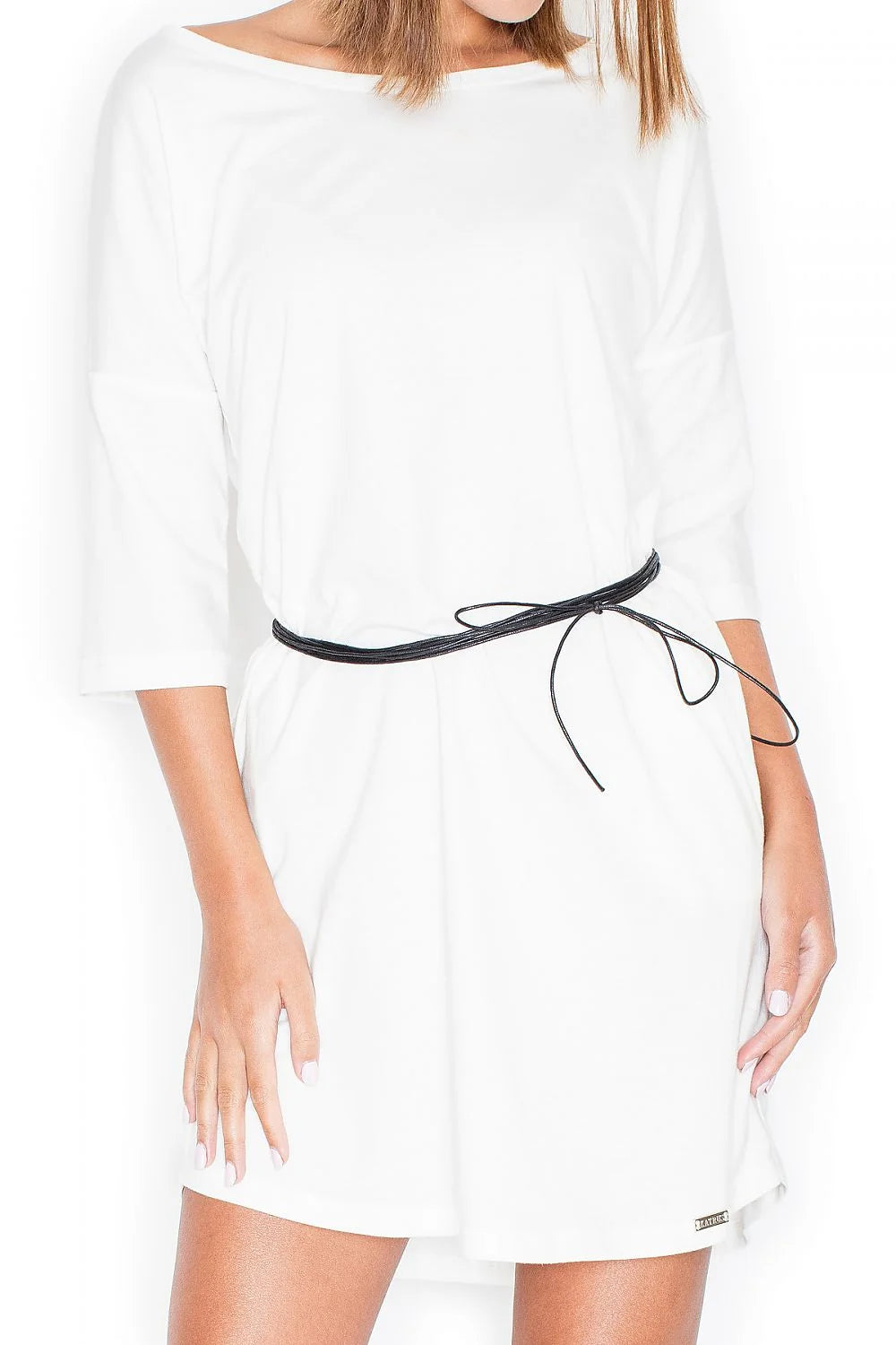 Robe blanche coton décontractée minimaliste manches trois quarts ceinture noire pour femmes élégantes et modernes