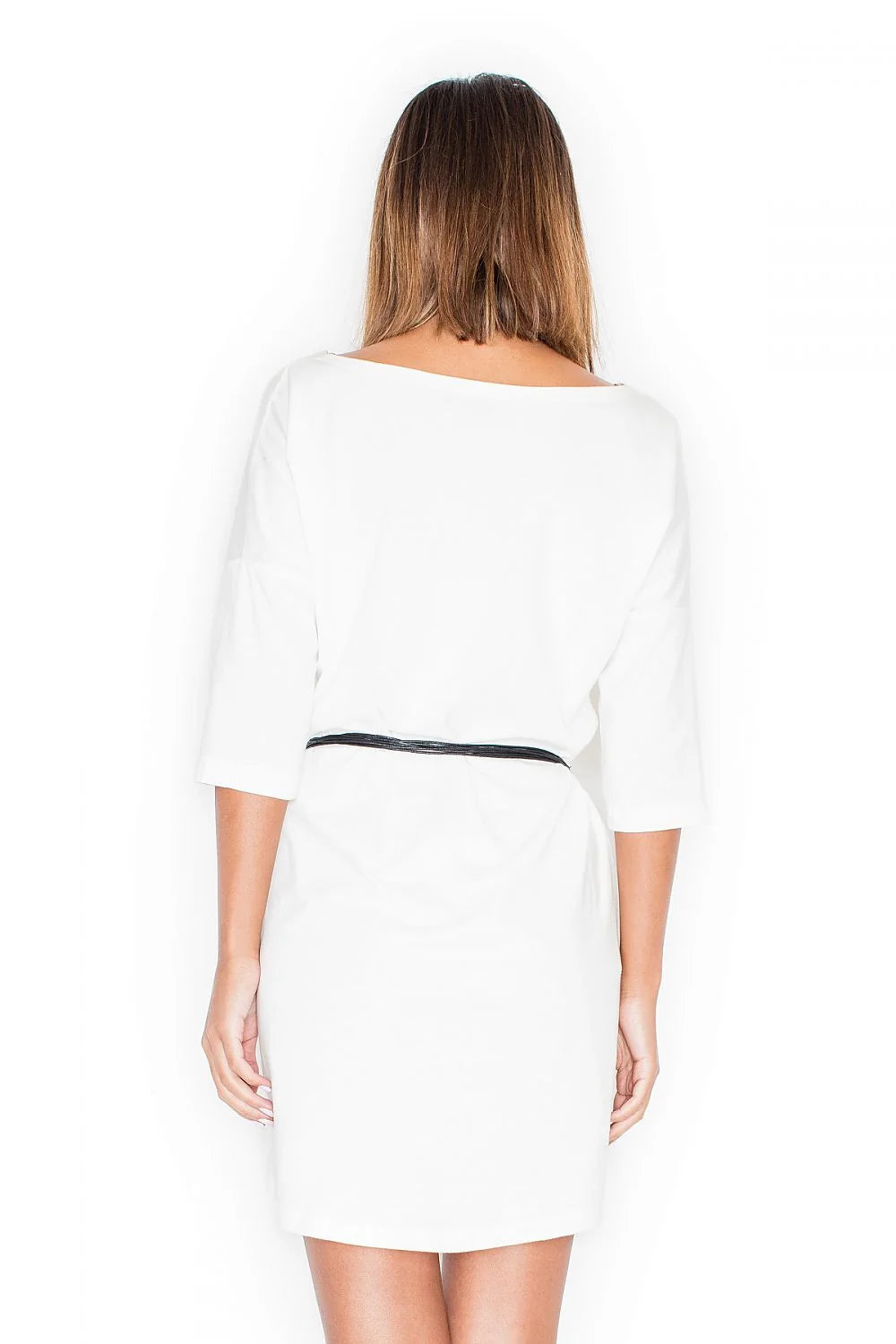 Robe blanche coton décontractée minimaliste manches trois quarts ceinture noire pour femmes élégantes et modernes