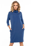 Robe bleue en jersey décontractée et confortable avec col roulé, manches longues et poches pratiques