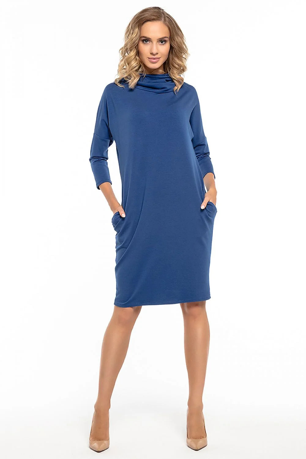 Robe bleue en jersey décontractée et confortable avec col roulé, manches longues et poches pratiques