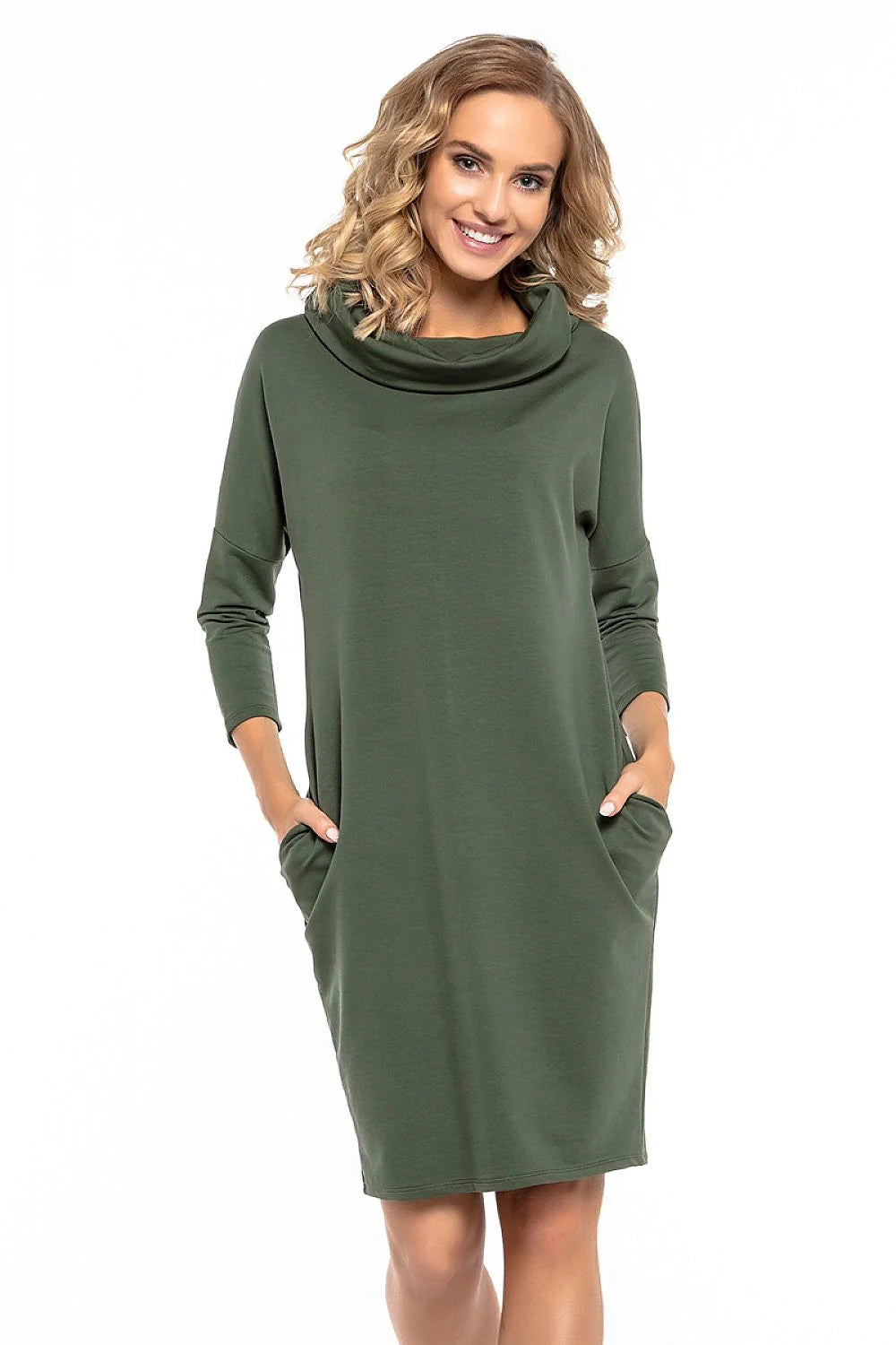 Robe bleue en jersey décontractée et confortable avec col roulé, manches longues et poches pratiques