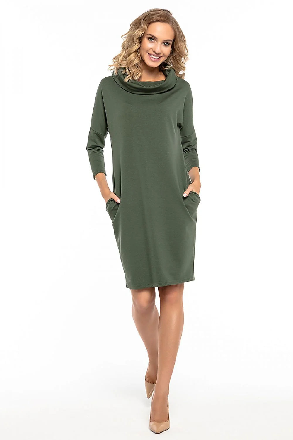 Robe bleue en jersey décontractée et confortable avec col roulé, manches longues et poches pratiques