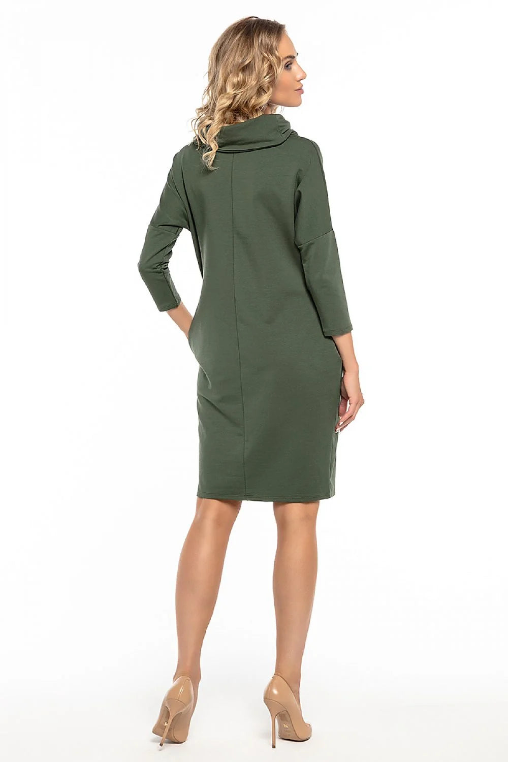 Robe bleue en jersey décontractée et confortable avec col roulé, manches longues et poches pratiques