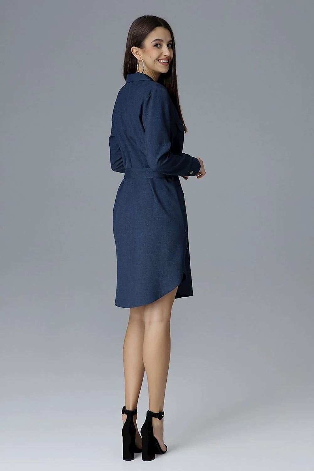Robe chemise élégante en polyester bleu clair pour femme moderne avec ceinture et boutons
