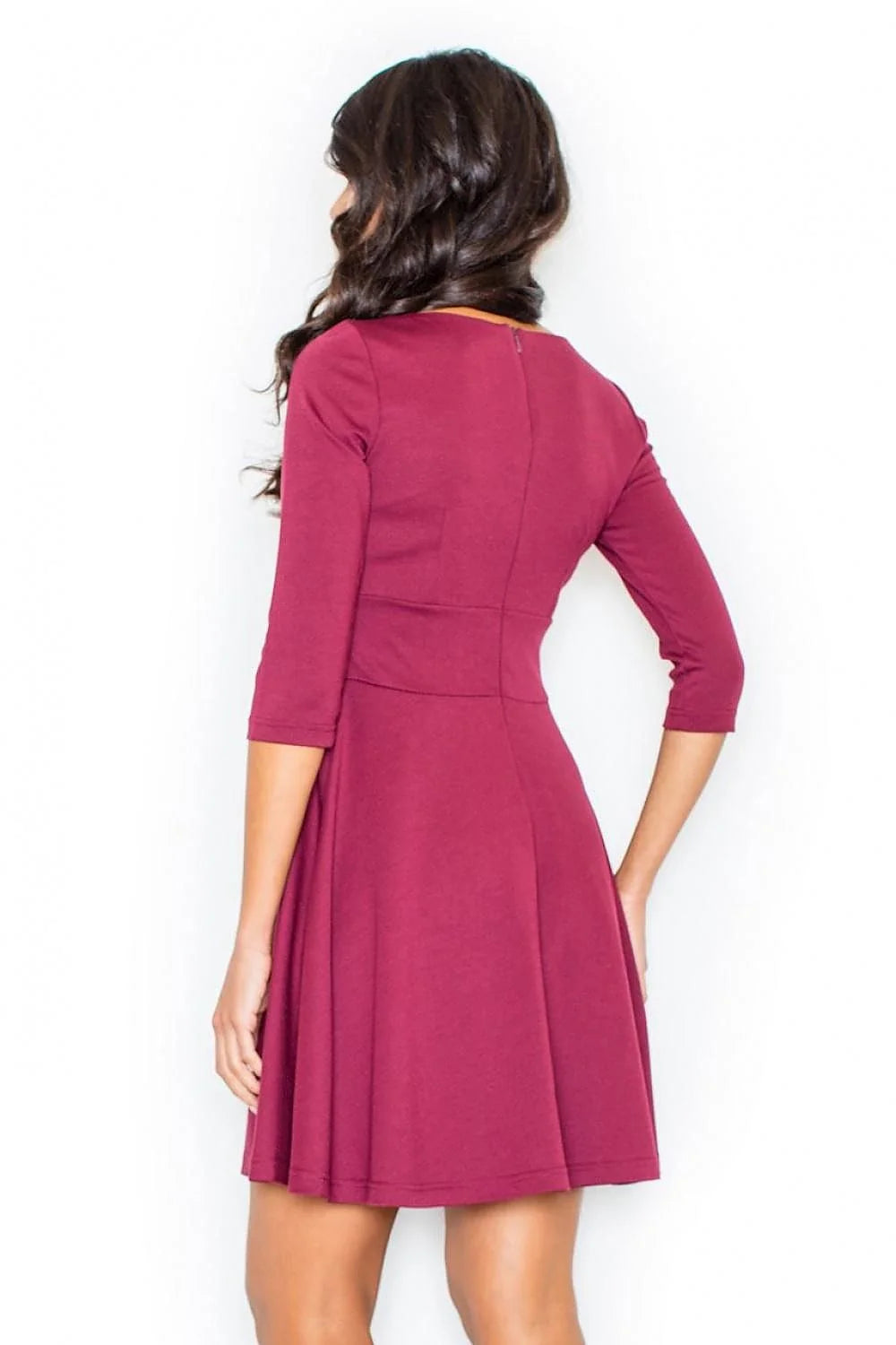 Robe chic décontractée en coton beige, manches trois-quarts, col rond, coupe évasée tendance élégante
