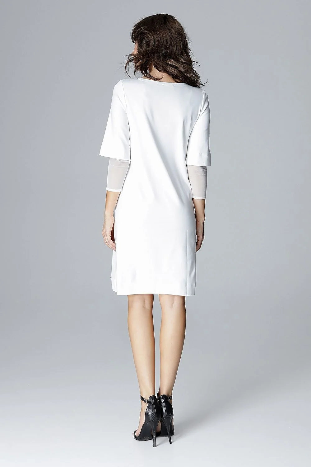 Robe cocktail blanche élégante avec détails transparents, chic et moderne pour occasions spéciales féminines