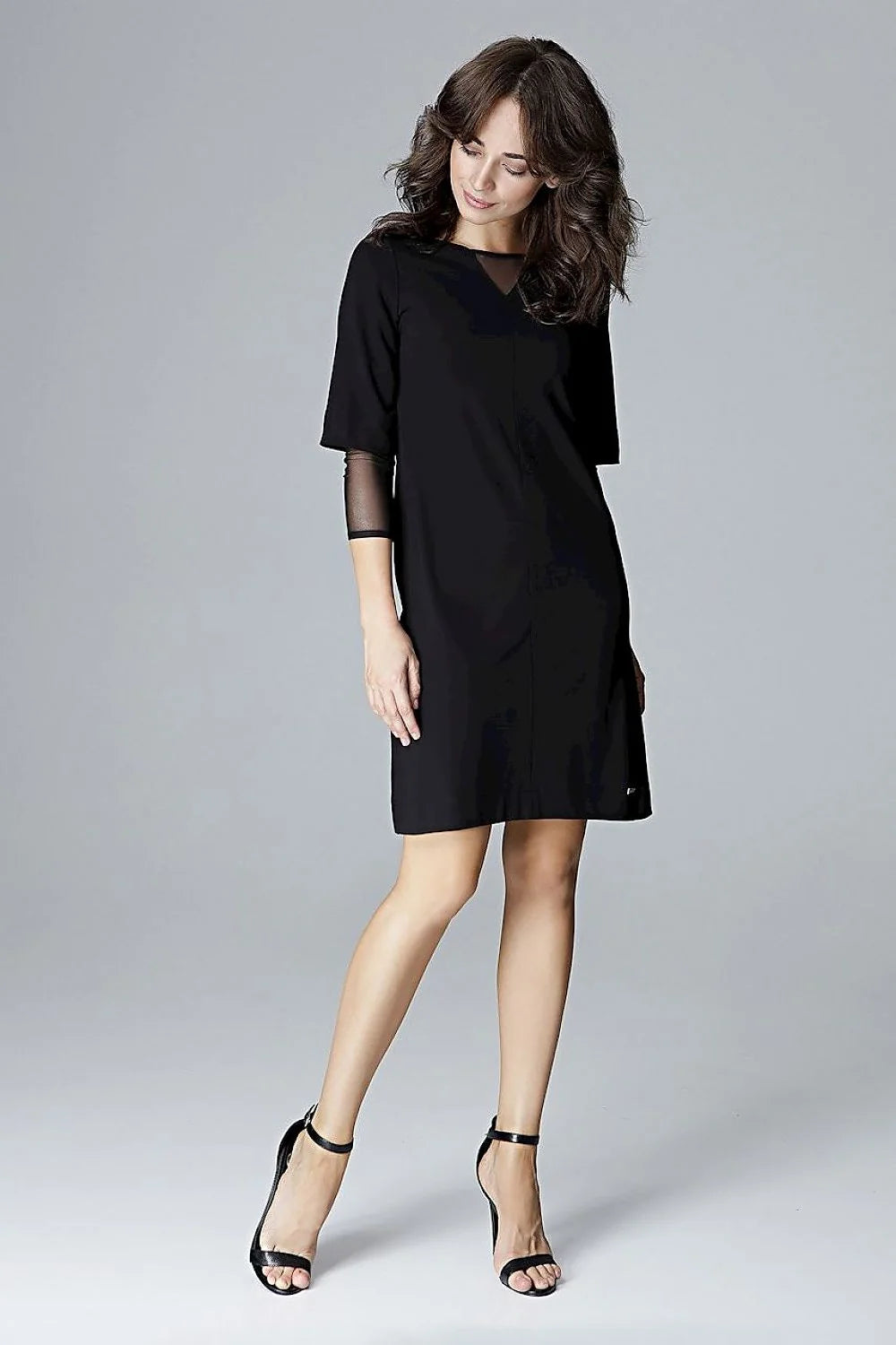 Robe cocktail blanche élégante avec détails transparents, chic et moderne pour occasions spéciales féminines