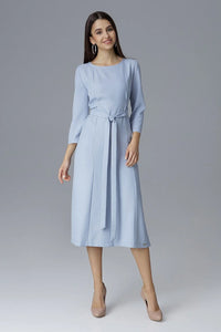 Robe cocktail coton bleu pâle élégante manches trois-quarts décontractée ajustée soirée chic silhouette raffinée