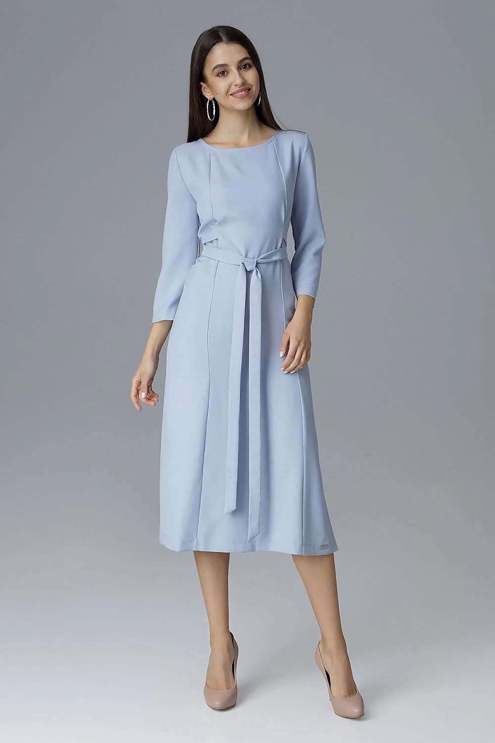 Robe cocktail coton bleu pâle élégante manches trois-quarts décontractée ajustée soirée chic silhouette raffinée