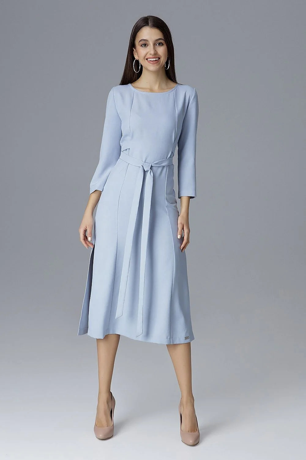 Robe cocktail coton bleu pâle élégante manches trois-quarts décontractée ajustée soirée chic silhouette raffinée