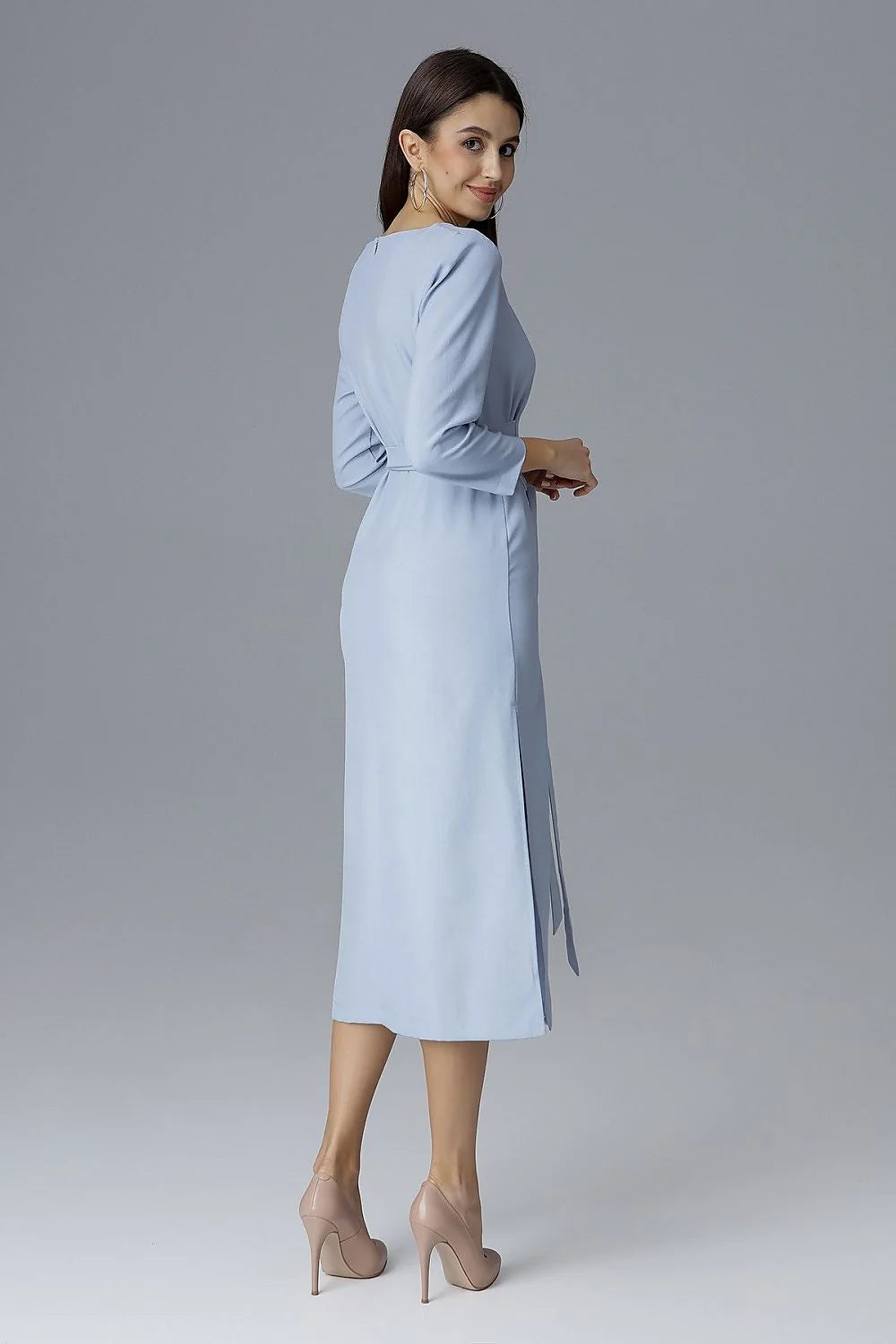 Robe cocktail coton bleu pâle élégante manches trois-quarts décontractée ajustée soirée chic silhouette raffinée