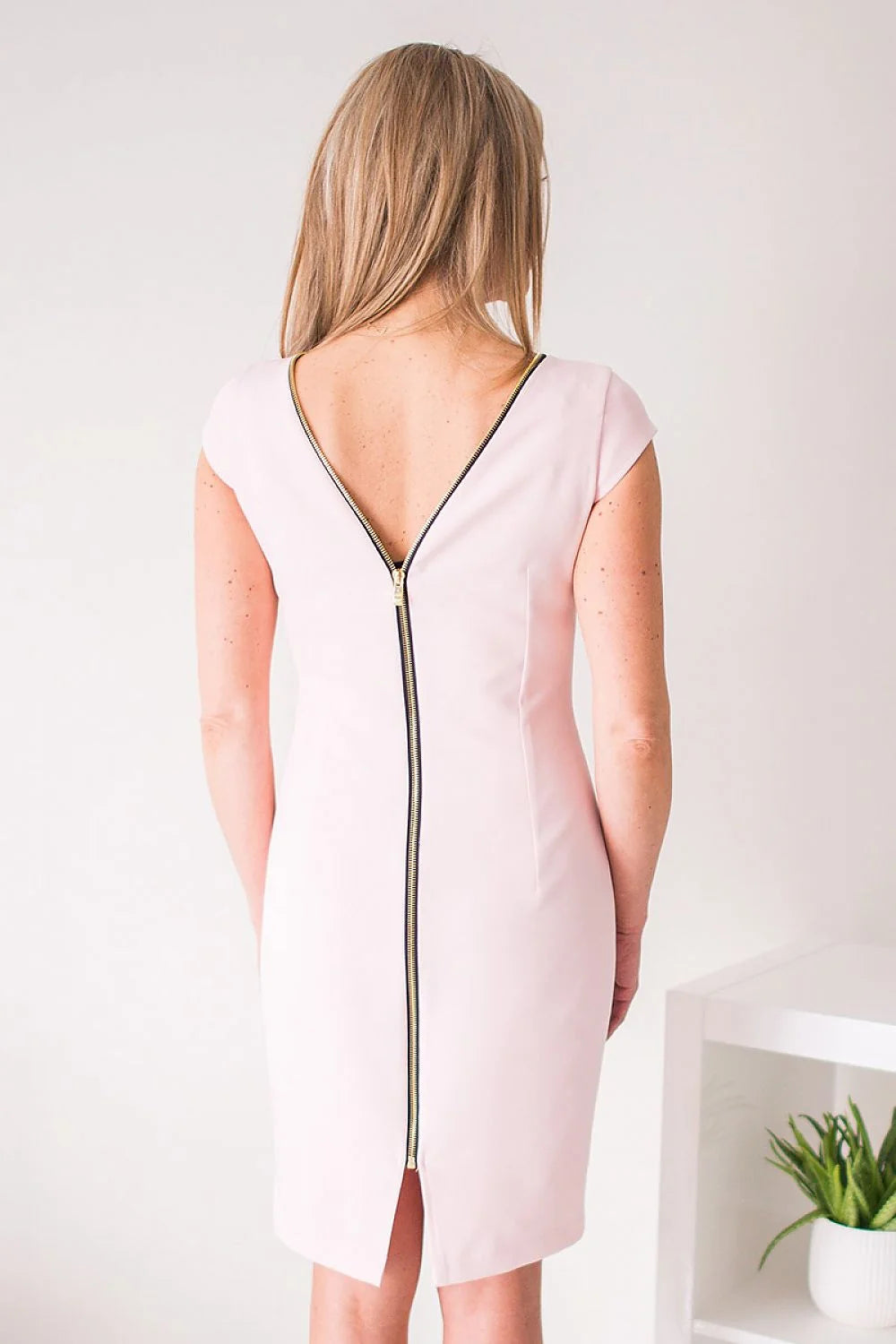 Robe Cocktail Coton Épurée Rose Pâle Élégante Ajustée pour Soirée Classique Féminine à Manches Courtes