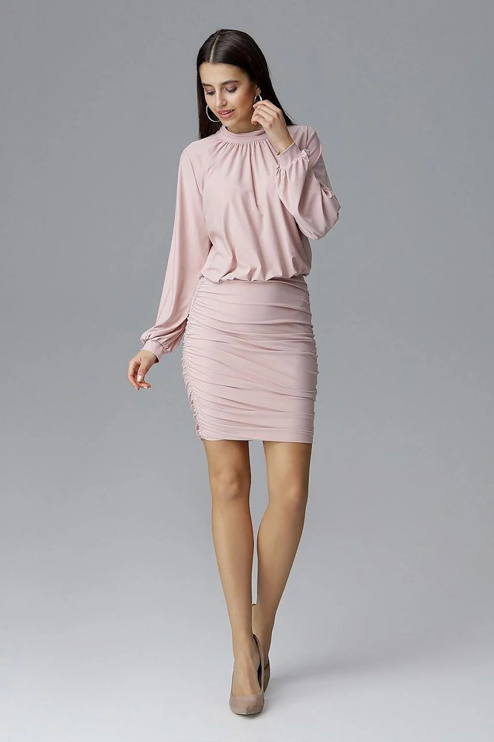 Robe cocktail élégante en satin noir pour soirées chic confort et silhouette sublimée femmes