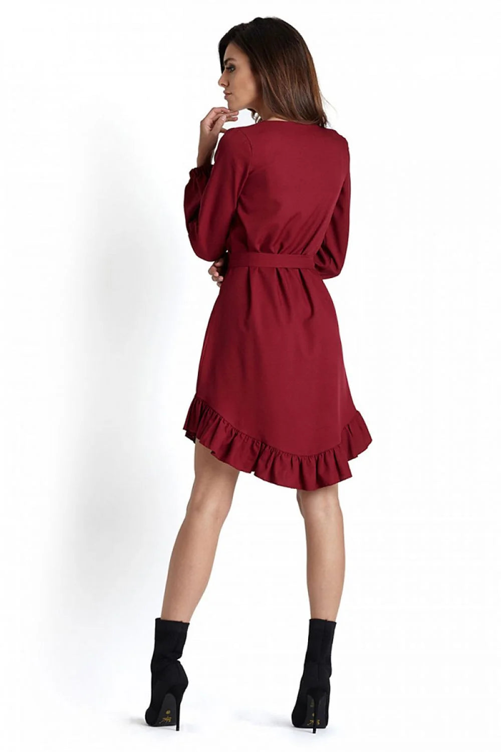 Robe cocktail en soie oversize élégante chic intemporelle pour toutes occasions femme moderne et tendance