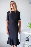 Robe cocktail noire polyester élégante chic manches mi-longues silhouette ajustée soirée femme moderne tendance