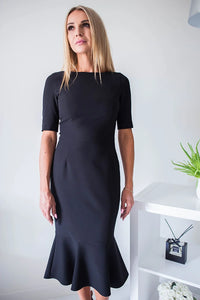 Robe cocktail noire polyester élégante chic manches mi-longues silhouette ajustée soirée femme moderne tendance