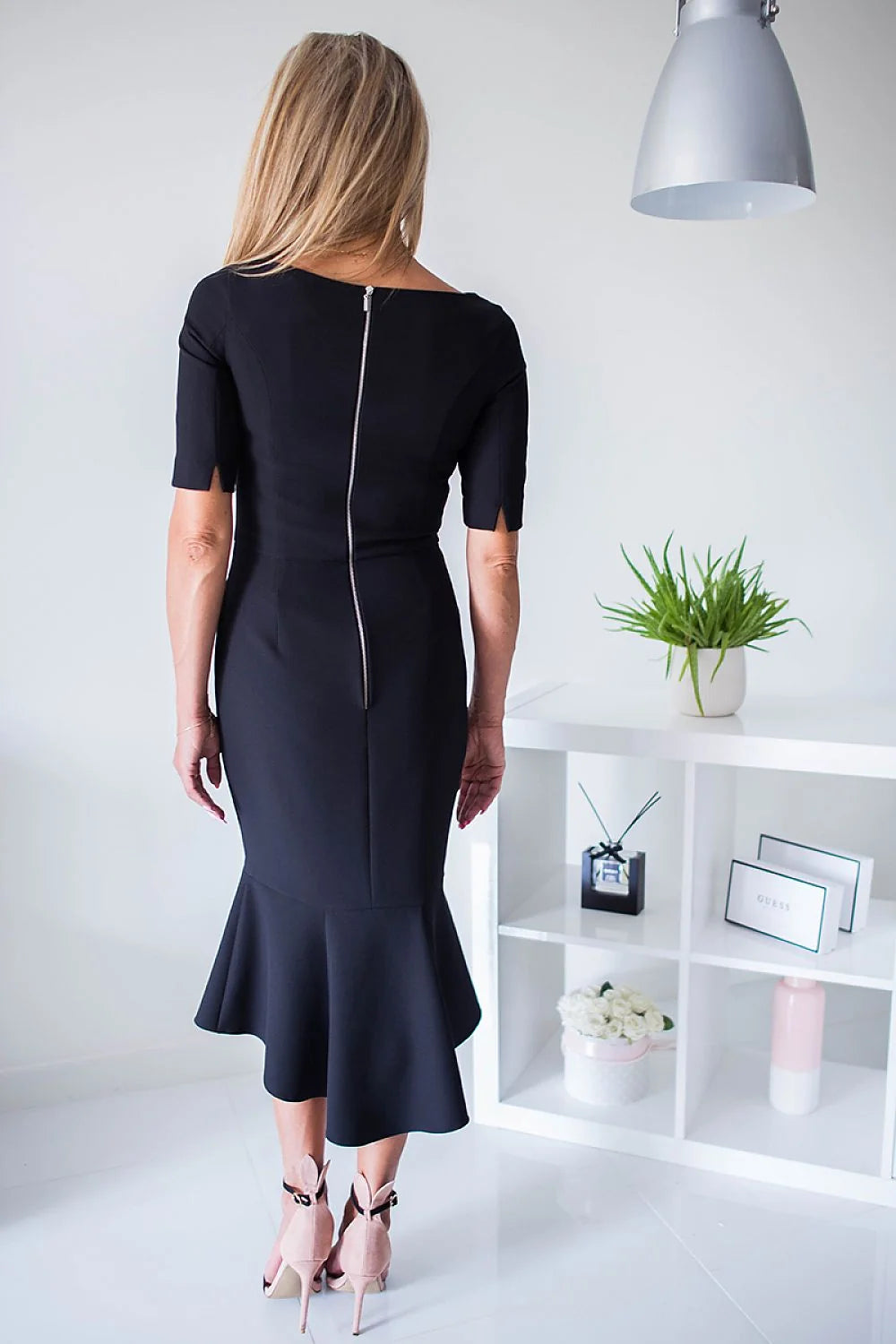 Robe cocktail noire polyester élégante chic manches mi-longues silhouette ajustée soirée femme moderne tendance
