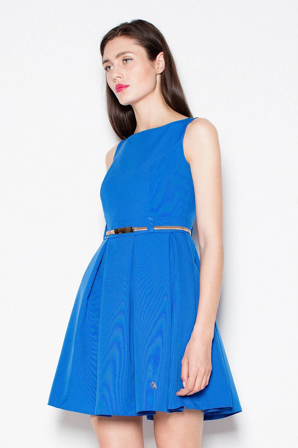 Robe cocktail polyester élégante sans manches cintrée silhouette glamour soirée chic tendance moderne