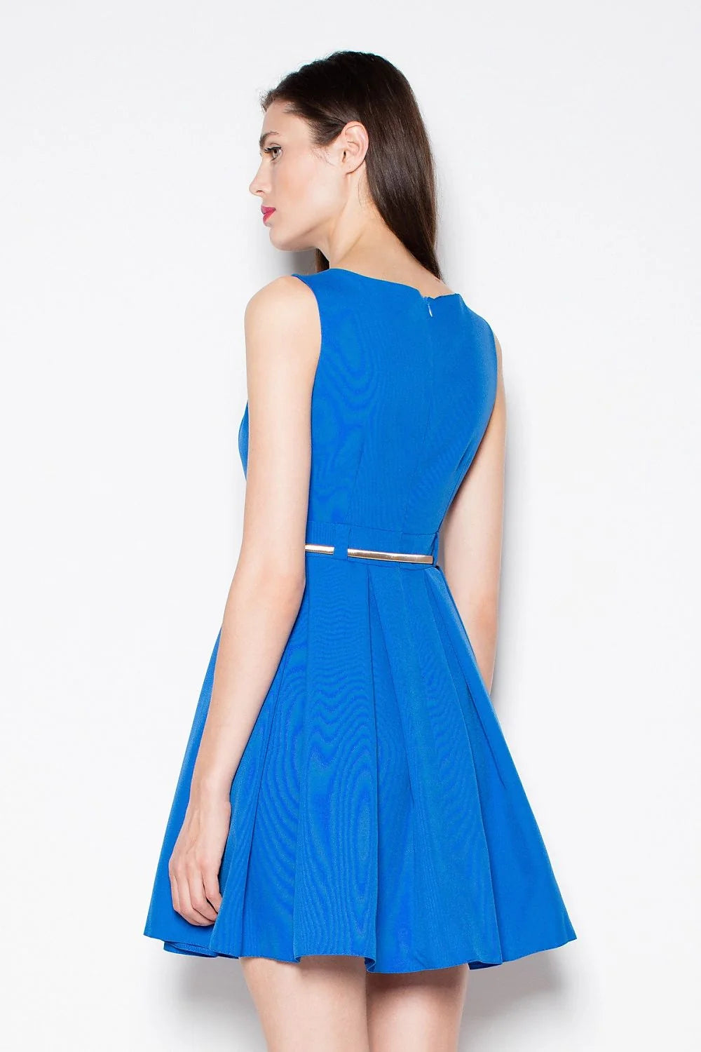 Robe cocktail polyester élégante sans manches cintrée silhouette glamour soirée chic tendance moderne