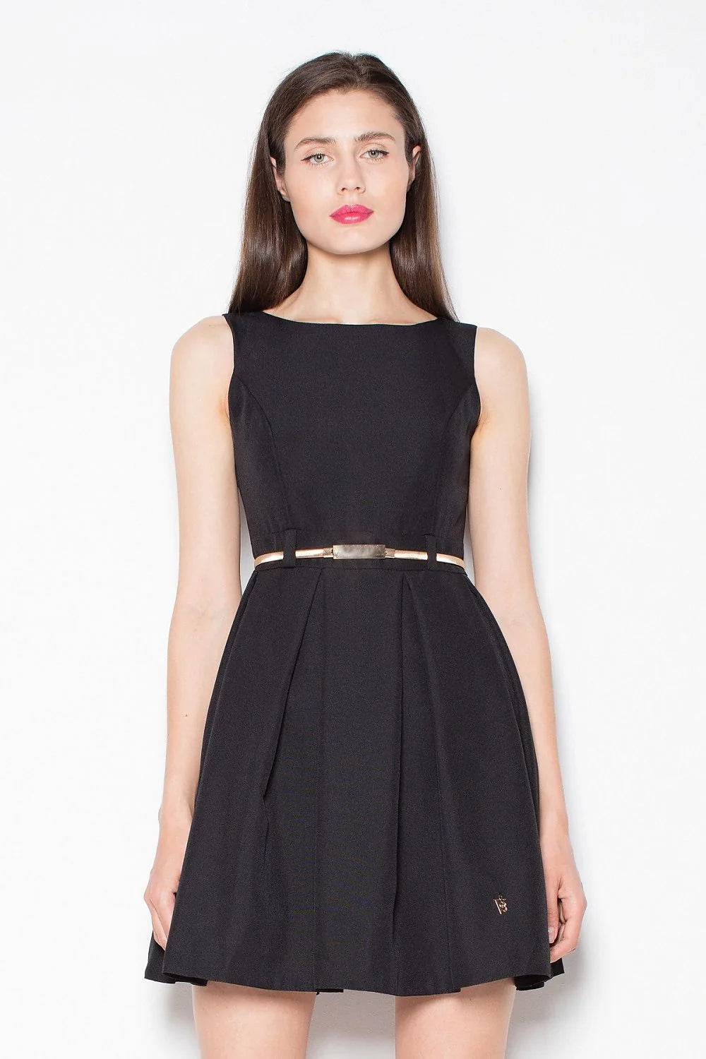 Robe cocktail polyester élégante sans manches cintrée silhouette glamour soirée chic tendance moderne