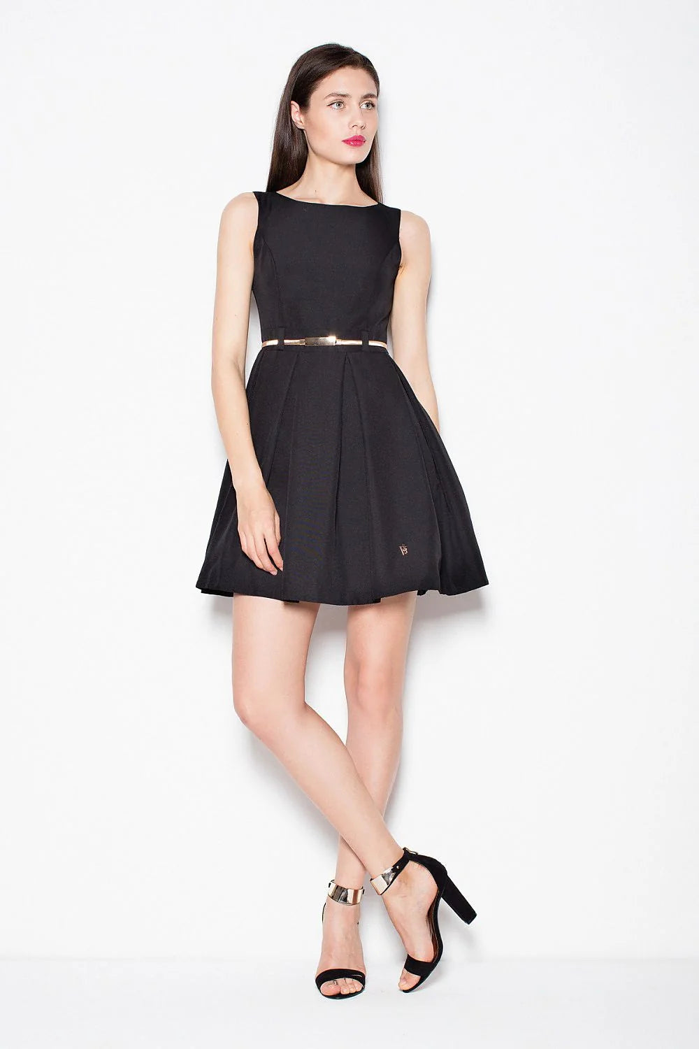 Robe cocktail polyester élégante sans manches cintrée silhouette glamour soirée chic tendance moderne