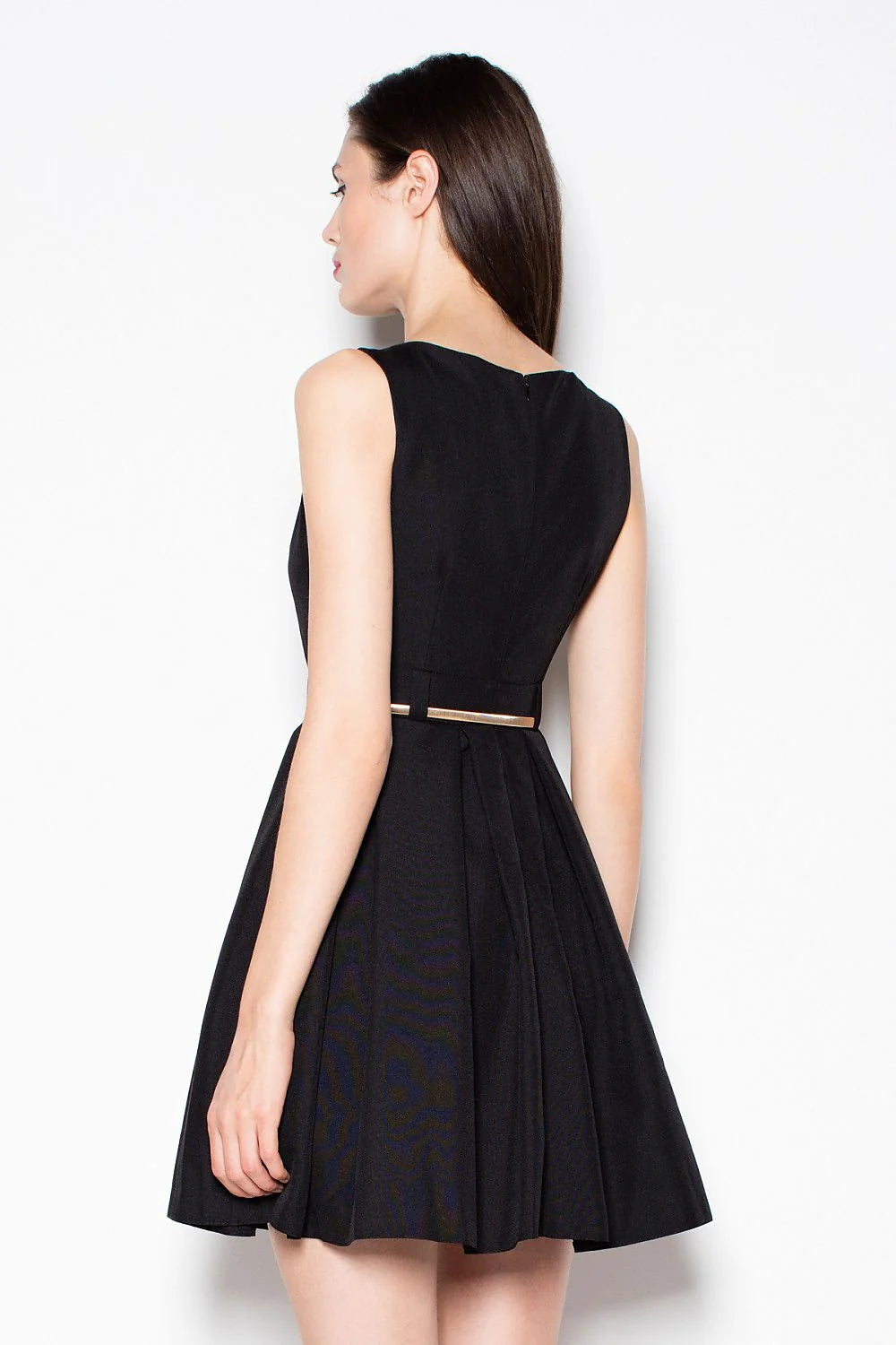 Robe cocktail polyester élégante sans manches cintrée silhouette glamour soirée chic tendance moderne