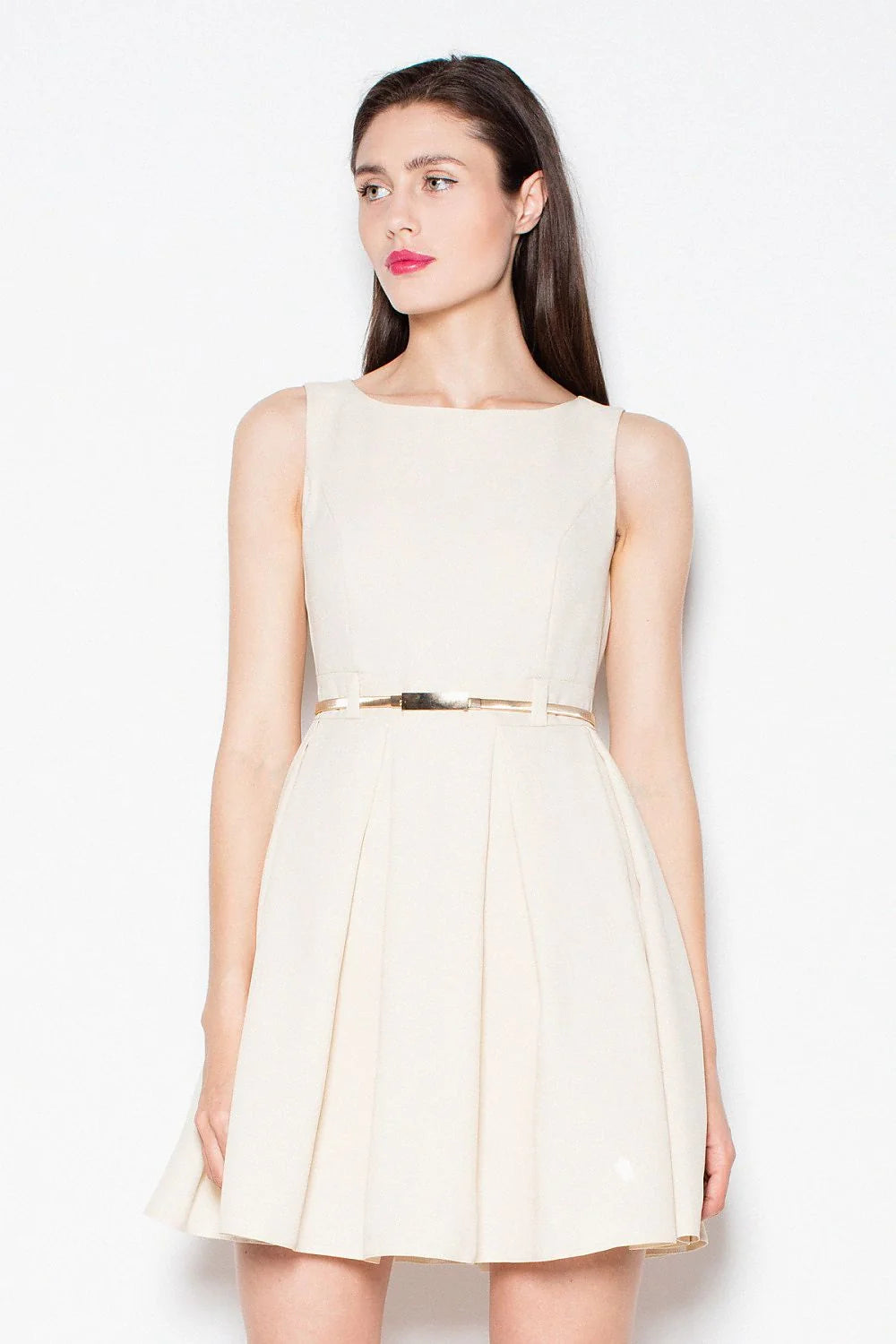 Robe cocktail polyester élégante sans manches cintrée silhouette glamour soirée chic tendance moderne