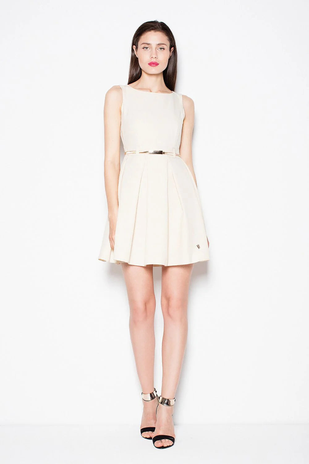 Robe cocktail polyester élégante sans manches cintrée silhouette glamour soirée chic tendance moderne
