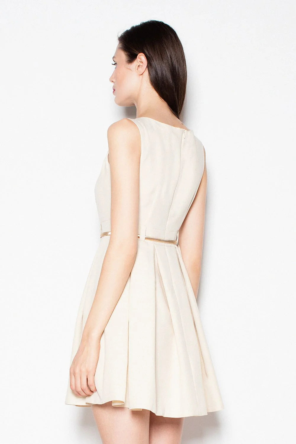 Robe cocktail polyester élégante sans manches cintrée silhouette glamour soirée chic tendance moderne