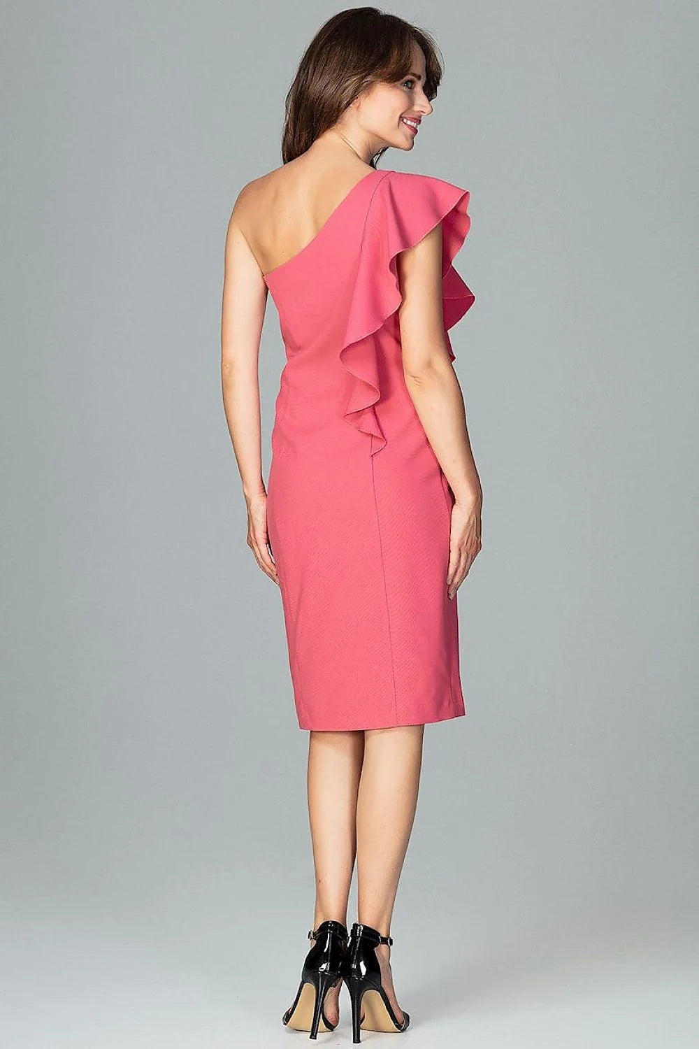 Robe cocktail satin une épaule élégante raffinée silhouette flatteuse soirées spéciales femme chic moderne