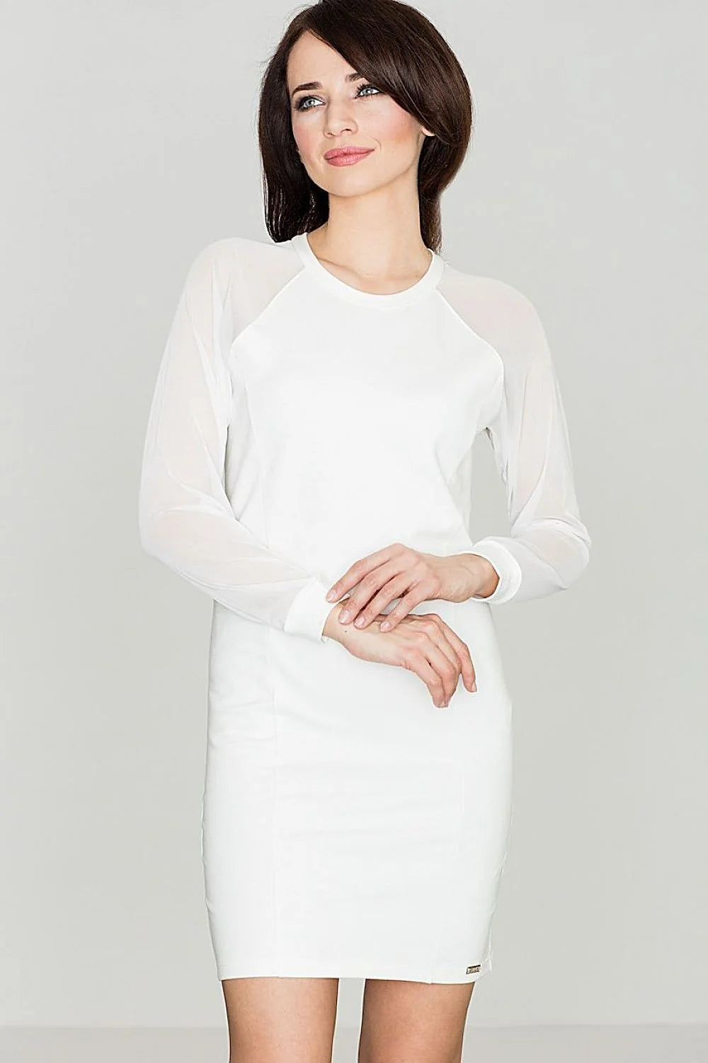 Robe courte en coton et tulle, style épuré, manches longues pour confort et élégance moderne