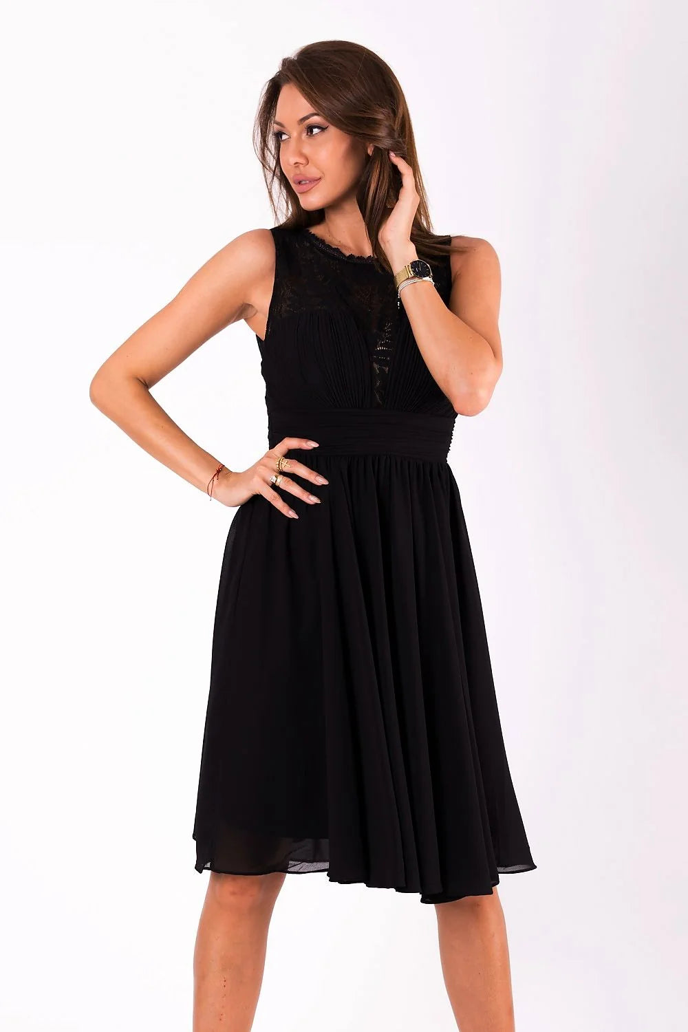 Robe courte en satin élégante pour soirées chic avec coupe flatteuse pour silhouette féminine élégante