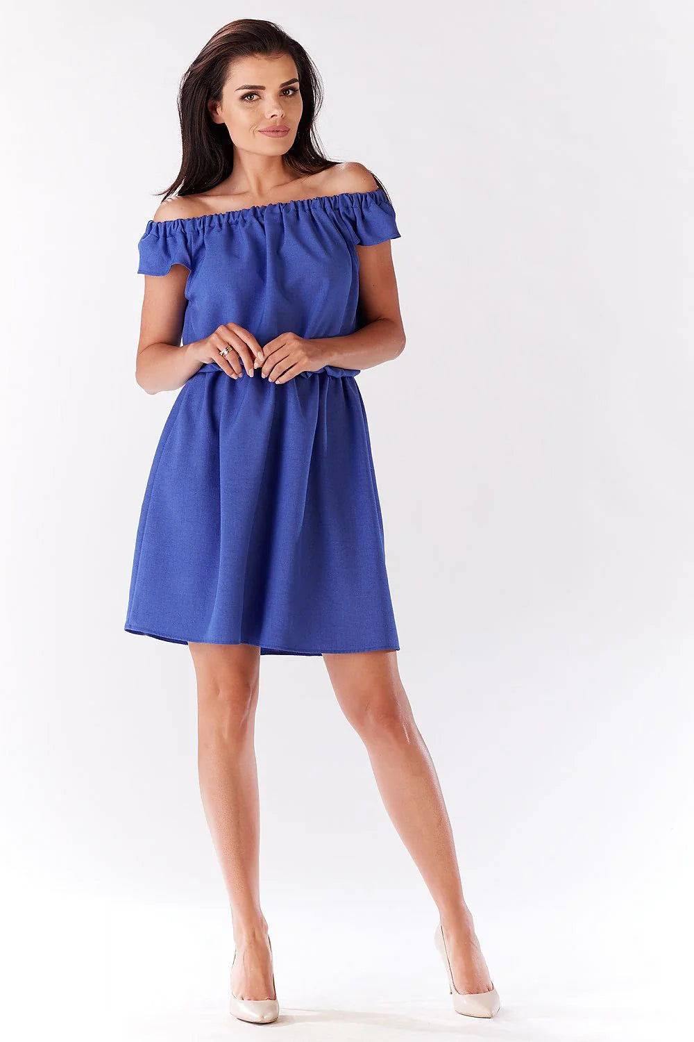 Robe courte en tissu léger bleu casual chic épaules dénudées manches volants pour été