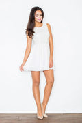 Robe courte satinée blanche élégante évasée sans manches pour soirées romantiques et occasions spéciales