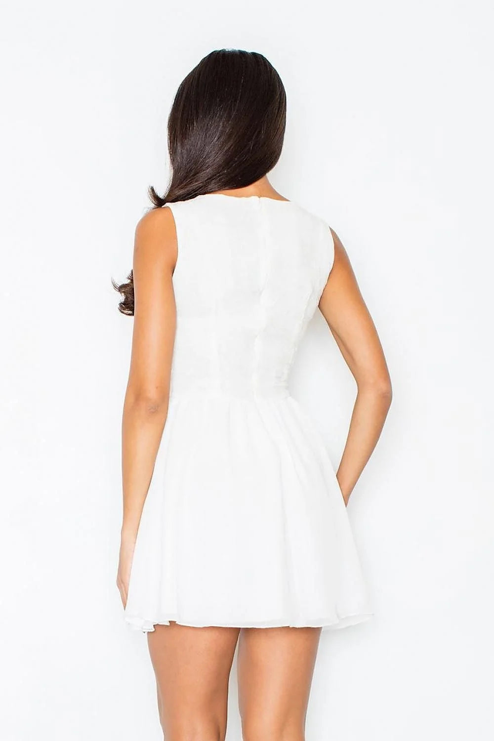 Robe courte satinée blanche élégante évasée sans manches pour soirées romantiques et occasions spéciales