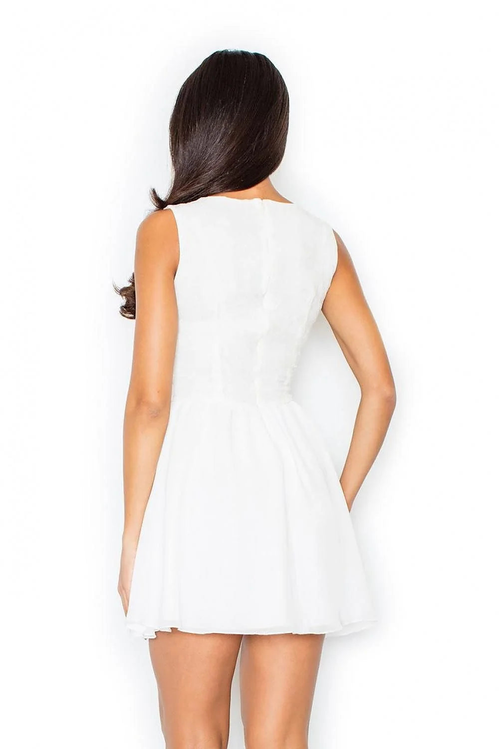 Robe courte satinée blanche élégante évasée sans manches pour soirées romantiques et occasions spéciales