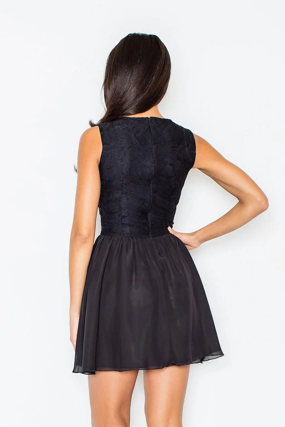 Robe courte satinée blanche élégante évasée sans manches pour soirées romantiques et occasions spéciales