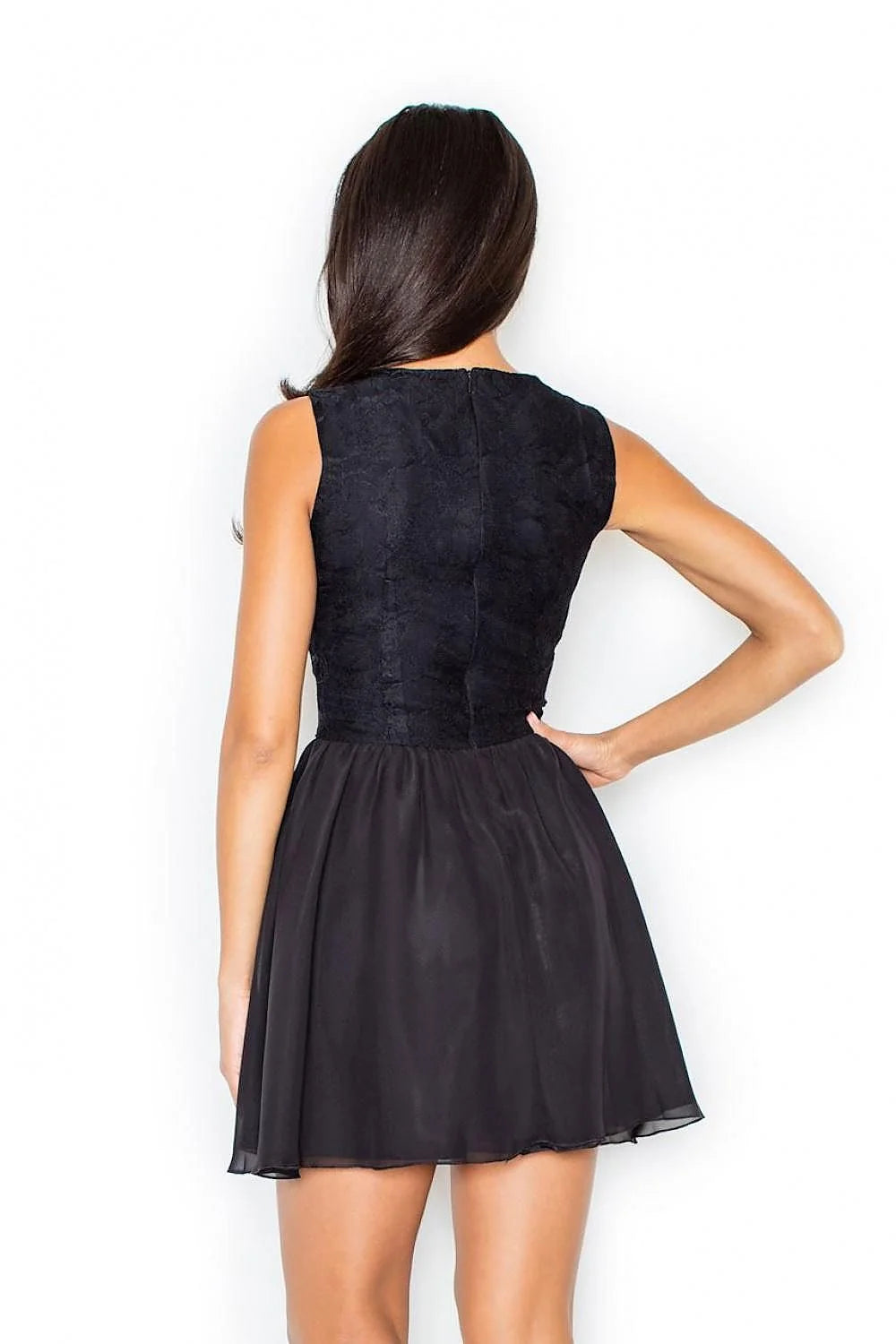 Robe courte satinée blanche élégante évasée sans manches pour soirées romantiques et occasions spéciales
